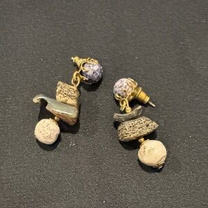 Unique Stones Elegant Gold and Cream Earrings